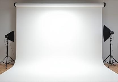 Vista interna do estúdio de fotografia disponível para aluguel, mostrando um setup básico de iluminação e fundo infinito, pronto para uso.